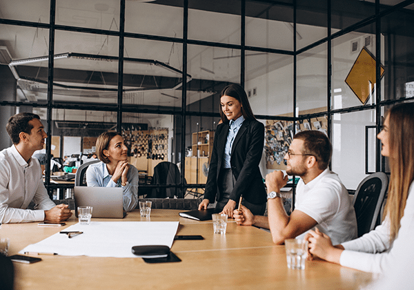 Equipo de trabajo en una reunión