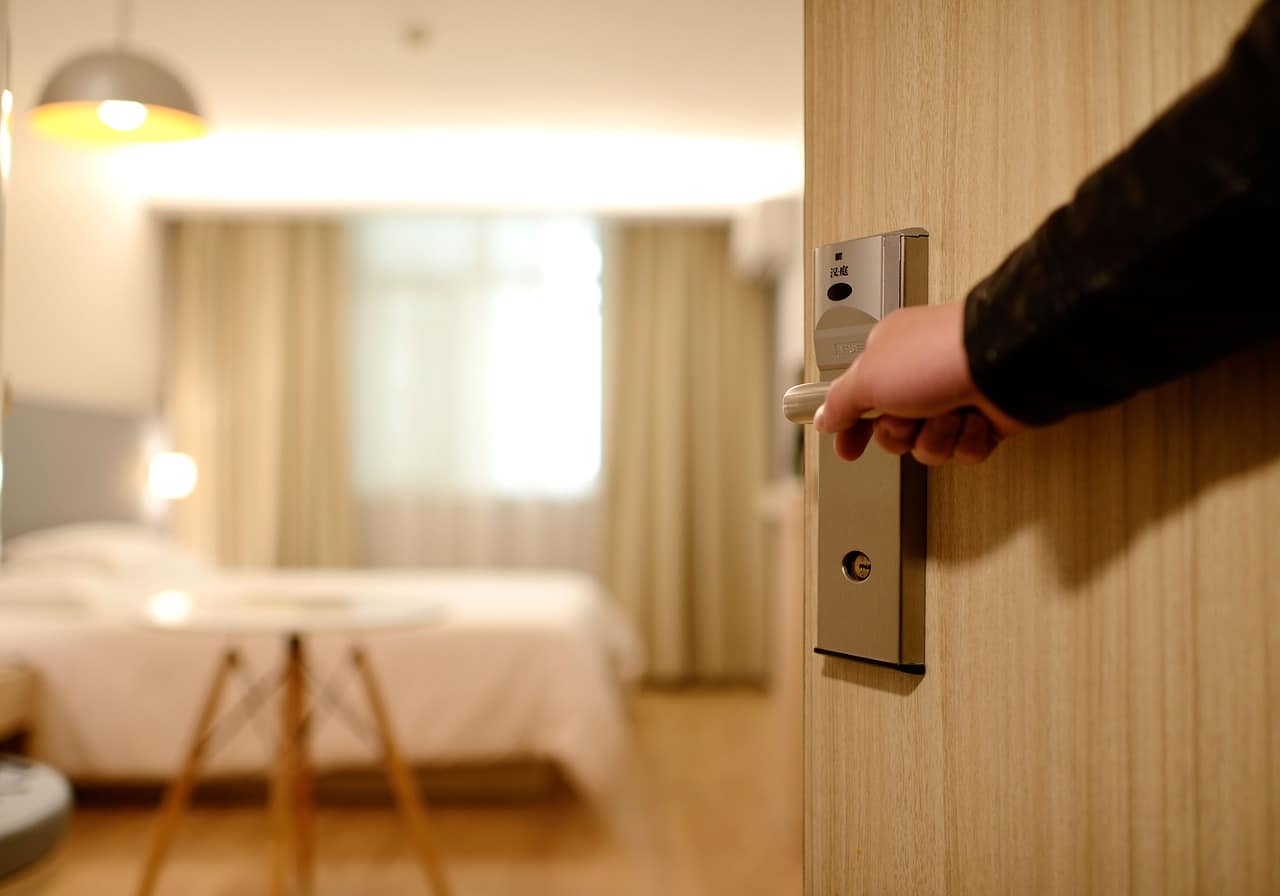 Persona abriendo una habitación de hotel