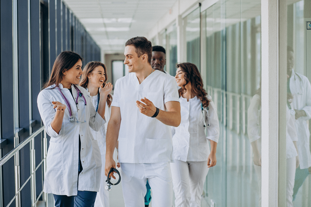 Grupo de médicos hablando en el pasillo de un hospital