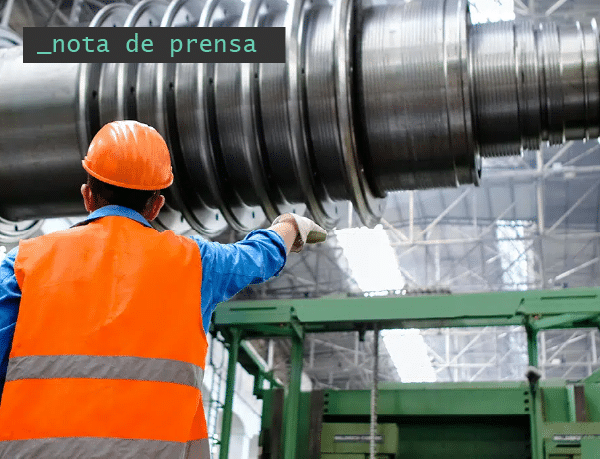 Hombre trabajando en una planta de industria