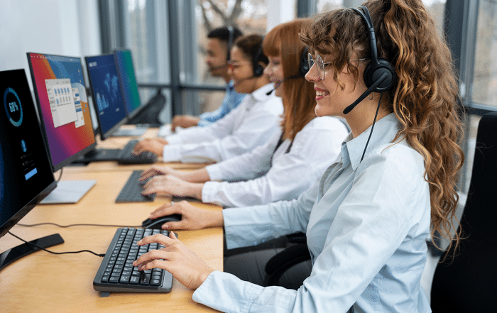 personas trabajando en un call center