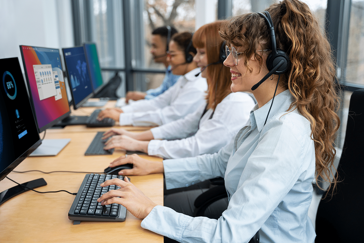 personas trabajando en un call center