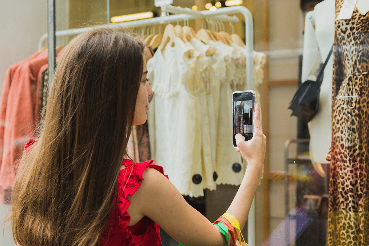 chica haciendo una foto a un escaparate