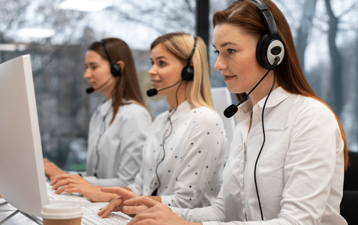 chicas trabajando en un call center