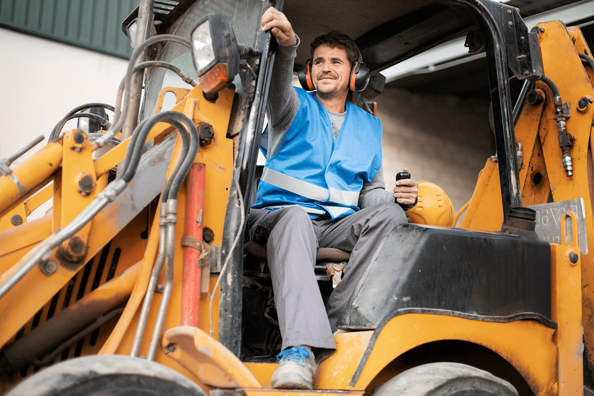 hombre subido en una excavadora